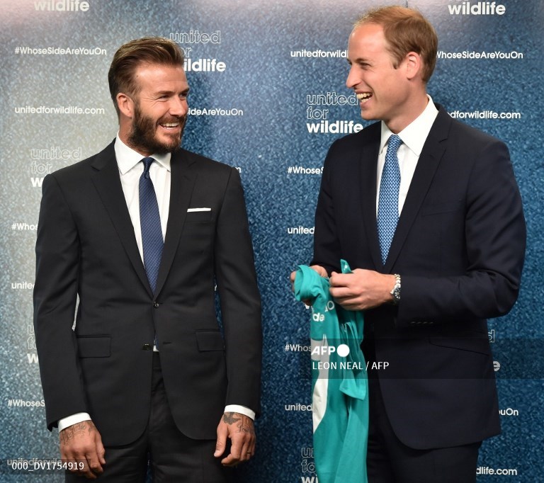 Pangeran William, Duke of Cambridge dari Inggris dan mantan pemain sepak bola Inggris David Beckham tertawa bersama saat mereka bersiap untuk berpose untuk sebuah acara peluncuran kampanye United for Wildlife #WhoseSideAreYouOn yang bertujuan untuk menggunakan kekuatan olahraga untuk meningkatkan kesadaran akan masalah konservasi di seluruh dunia, di pusat kota London pada tanggal 9 Juni 2014. Duke of Cambridge, presiden United for Wildlife, bergabung dengan David Beckham, yang mengepalai tim bintang olahraga yang mendukung kampanye untuk melibatkan kaum muda dukungan masyarakat di jejaring sosial untuk memerangi perdagangan ilegal produk satwa liar. 